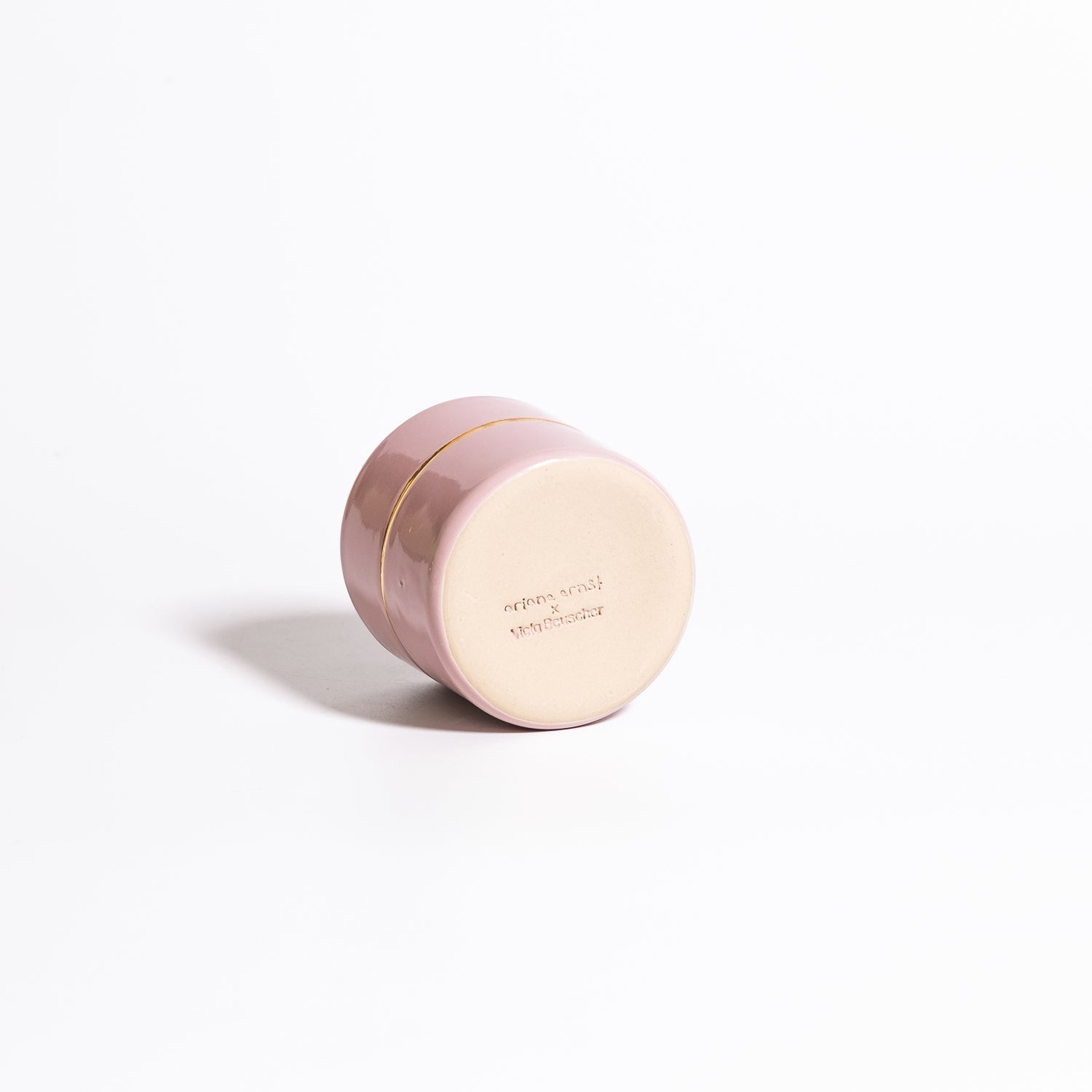 Handgemachter Keramik Kaffeebecher in Rosa und Gold, kunstvoll gestaltet und handgefertigt.