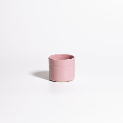 Handgemachter Keramik Espressobecher in Rosa mit elegantem Design auf weißem Hintergrund.