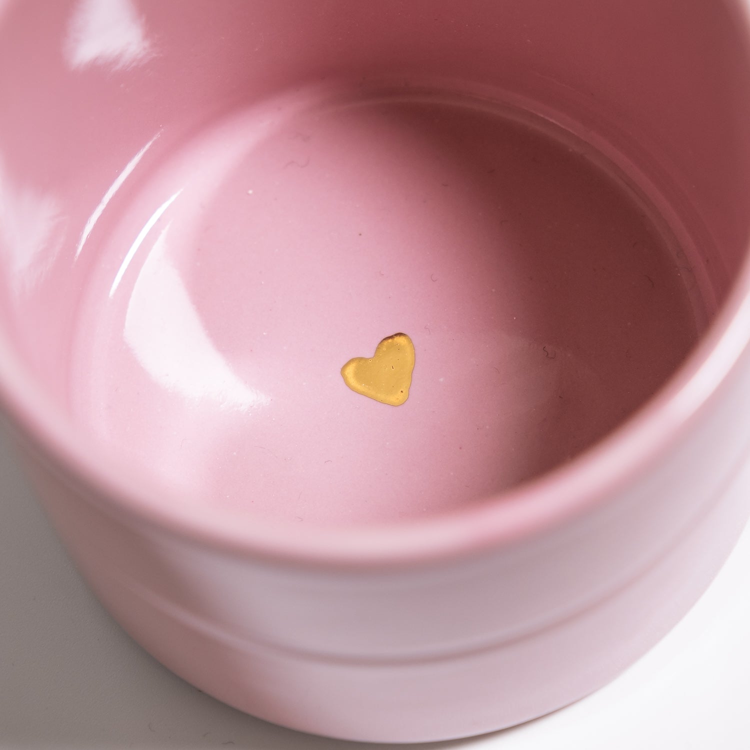 Handgemachter Keramik Kaffeebecher in Rosa mit handgemaltem goldenen Herz innen