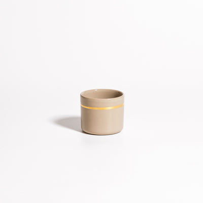 Handgemachter Keramik Espressobecher in Salbei-Farbe mit goldener Linie von Ariane Ernst
