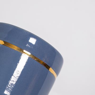Handgemachter Keramik Espressobecher in Blau mit goldener Verzierung, elegant und einzigartig.