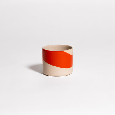 Handgemachte Keramik Coffee Cup – Splash Red mit rotem Glanz, hergestellt in Frankfurt.