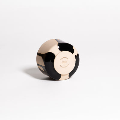 Matcha Cup – Otis aus grauem Steinzeug, handgemacht mit glänzender schwarzer und transparenter Glasur.