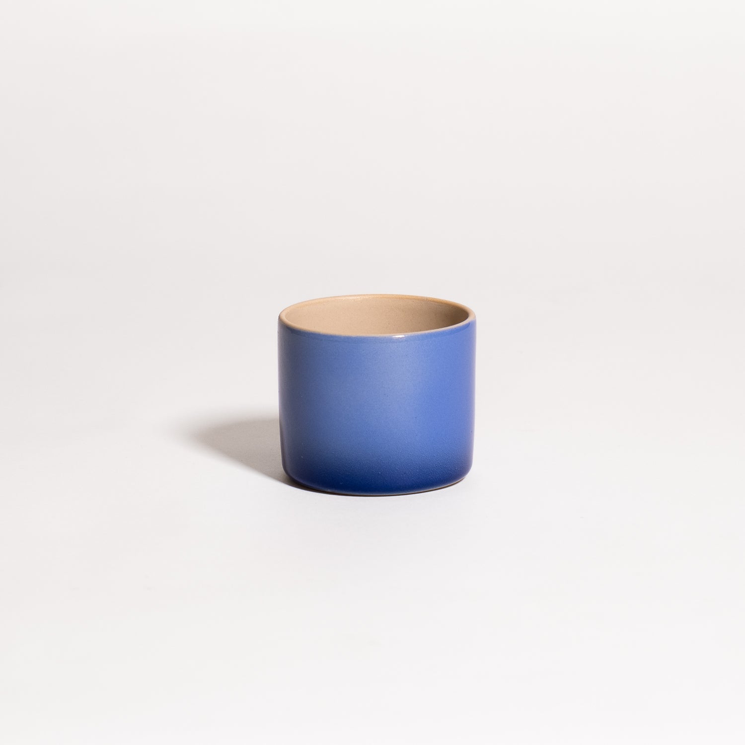 Coffee Cup - Blue Gradient, handgemachte Keramik mit sanftem Farbverlauf von Dunkelblau zu Hellblau.