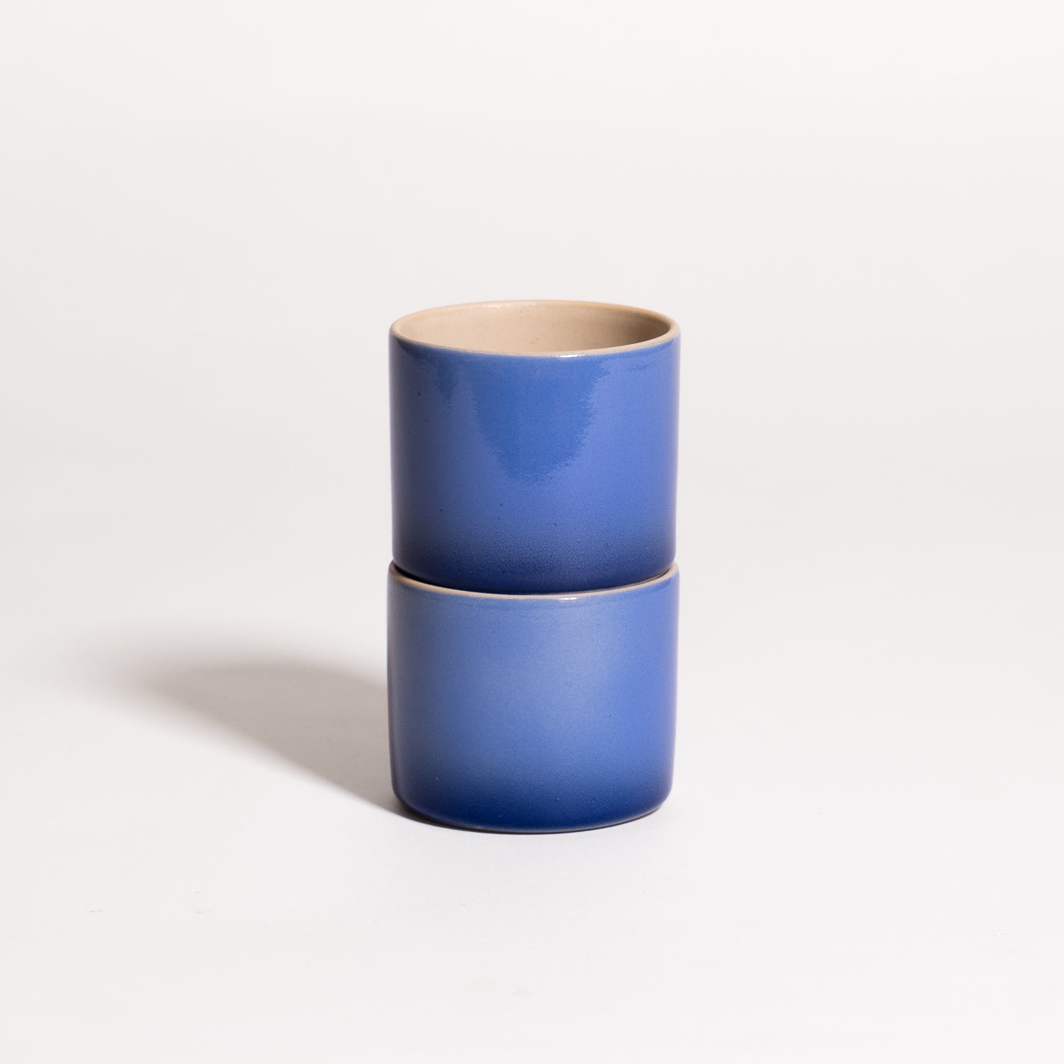Set of 2 - Coffee Cup - Blue Gradient aus Keramik, handgemacht, mit blauem Farbverlauf und geraden Wänden.