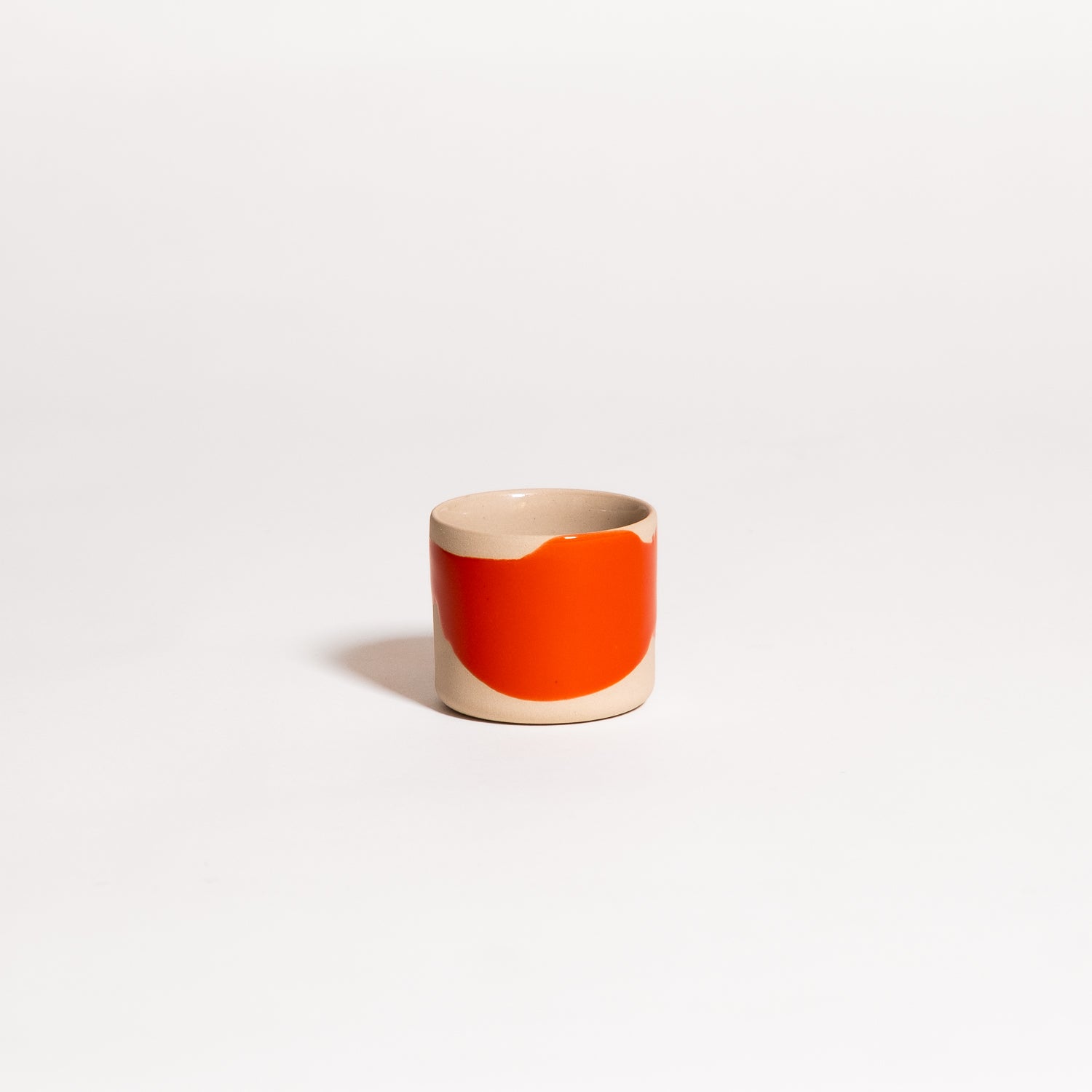 Espresso Cup – Splash Red aus Keramik, handgemacht, mit rotem Glasur-Außenanstrich, kompakte zylindrische Form.
