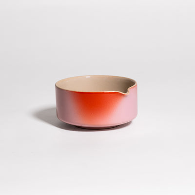 Matcha Pouring Bowl – Gradient aus grauer Keramik, handgemacht mit sanften Farbverlauf in Rosa und Rot.