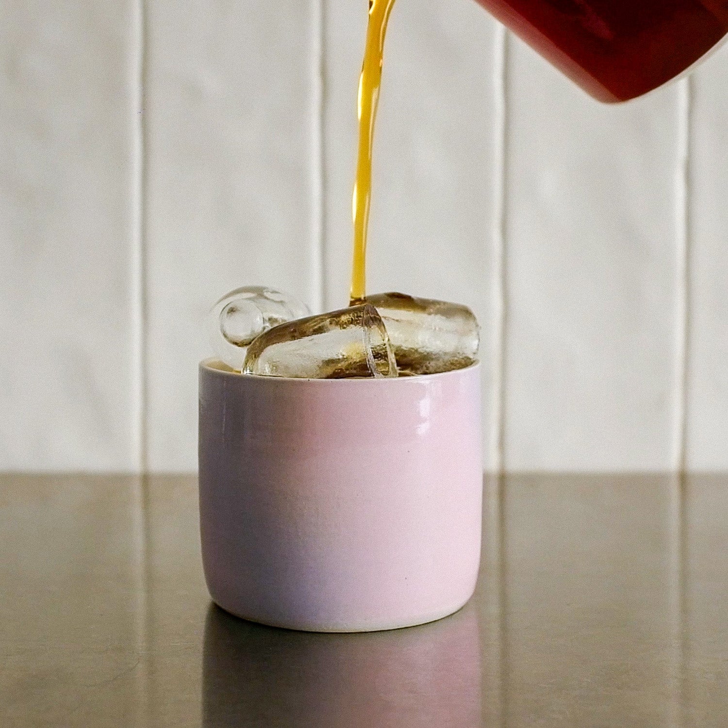 Coffee Cup - Lilac Sky mit einem Getränk, das in die steingut Tasse mit Farbverlauf gegossen wird.