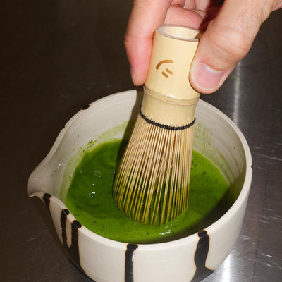 Matcha Pouring Bowl – Otis mit einem Matcha-Besen bei der Zubereitung von grünem Matcha im Inneren.