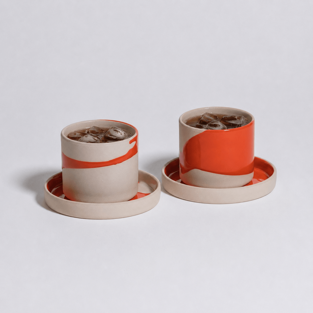 Coffee Cup Bundle - Splash Red, zwei steinerne Tassen mit passenden Untertassen in Rot-Glasur, made in Germany.
