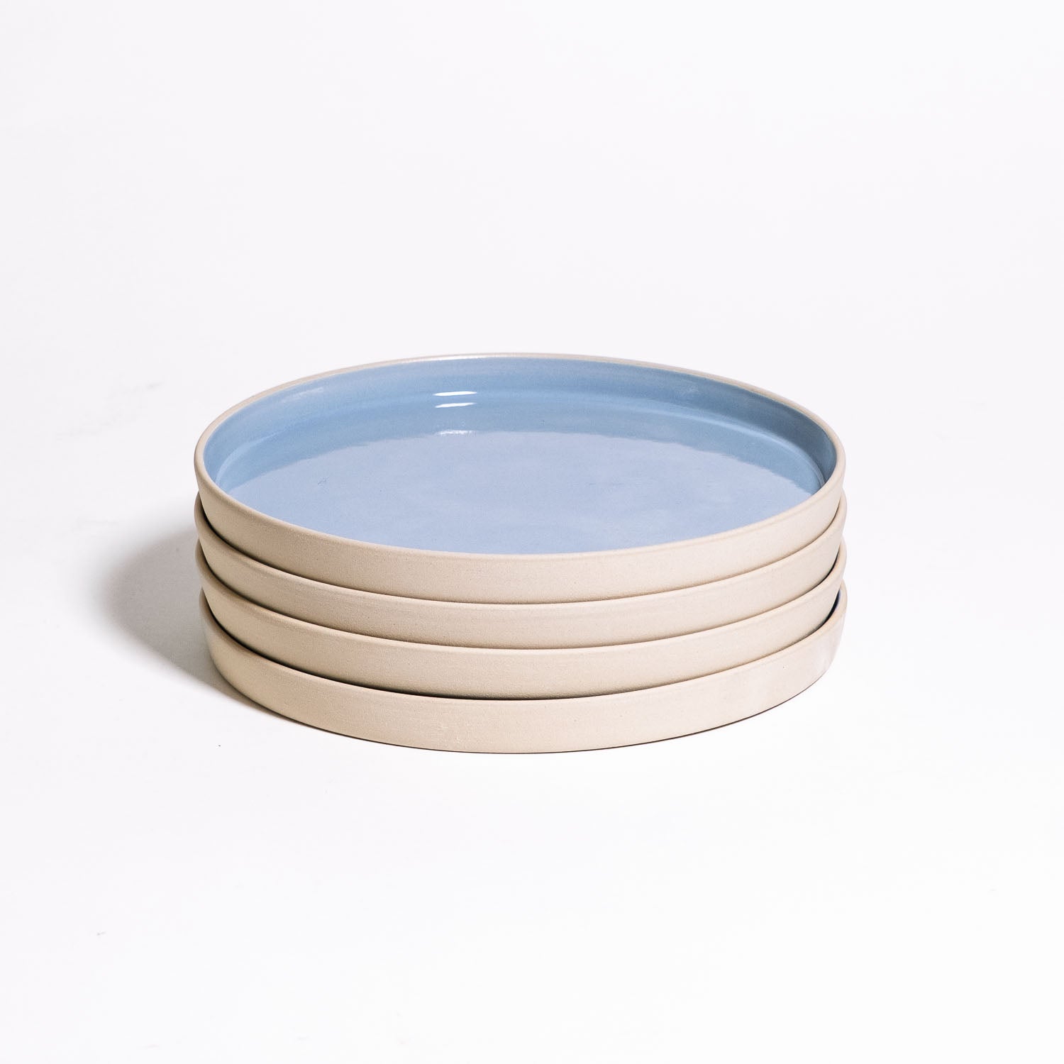 4er Set Steinzeug Frühstücksteller in eisblauer Glasur, zylindrisch und flach.