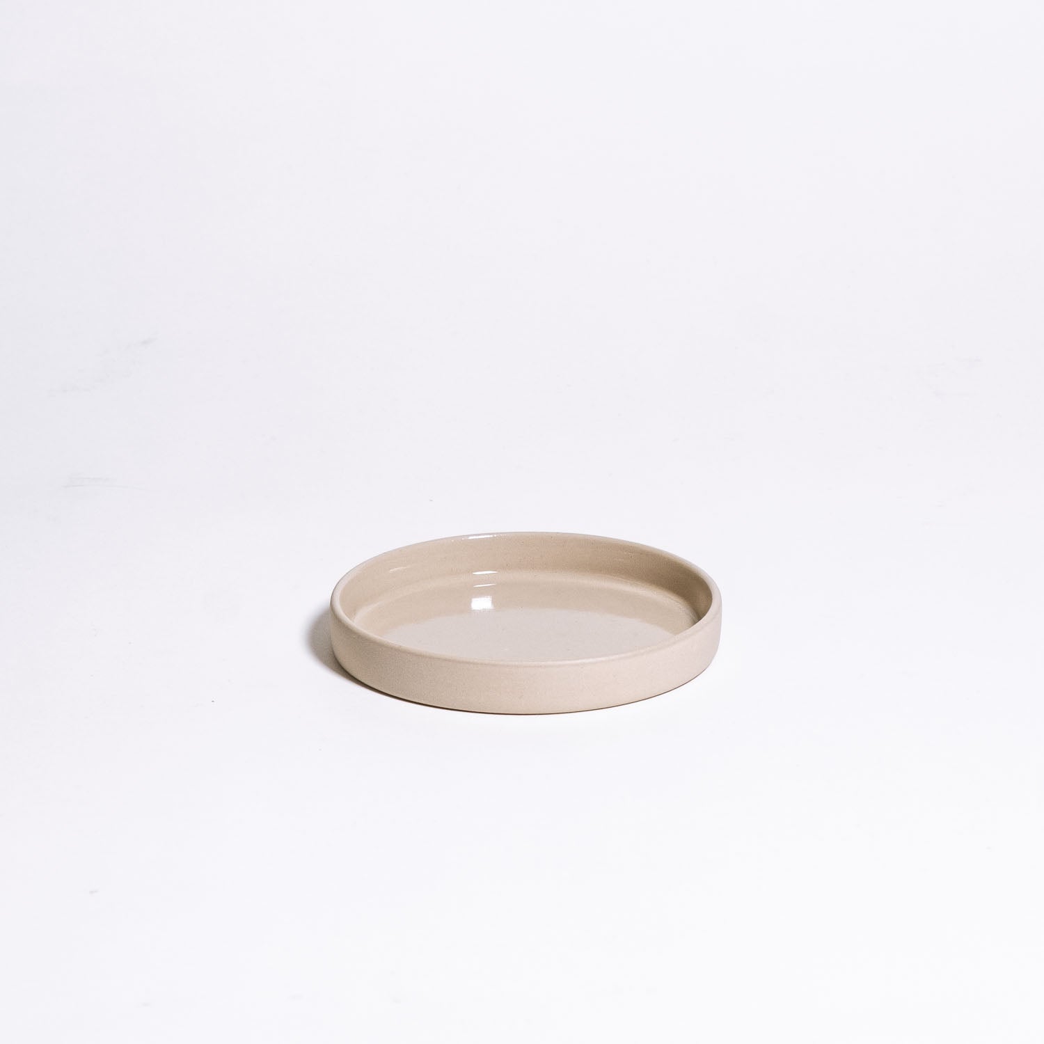 Saucer - Creme stoneware Saucer in crème mit glänzender Glasur, ideal für kleine Portionen.