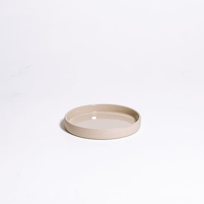 Saucer - Creme stoneware Saucer in crème mit glänzender Glasur, ideal für kleine Portionen.