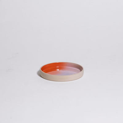 Saucer - New Dawn, flacher Steinzeug-Untersetzer mit Farbverlauf von Rot über Pink nach Lilac, Ø 11,5 cm.