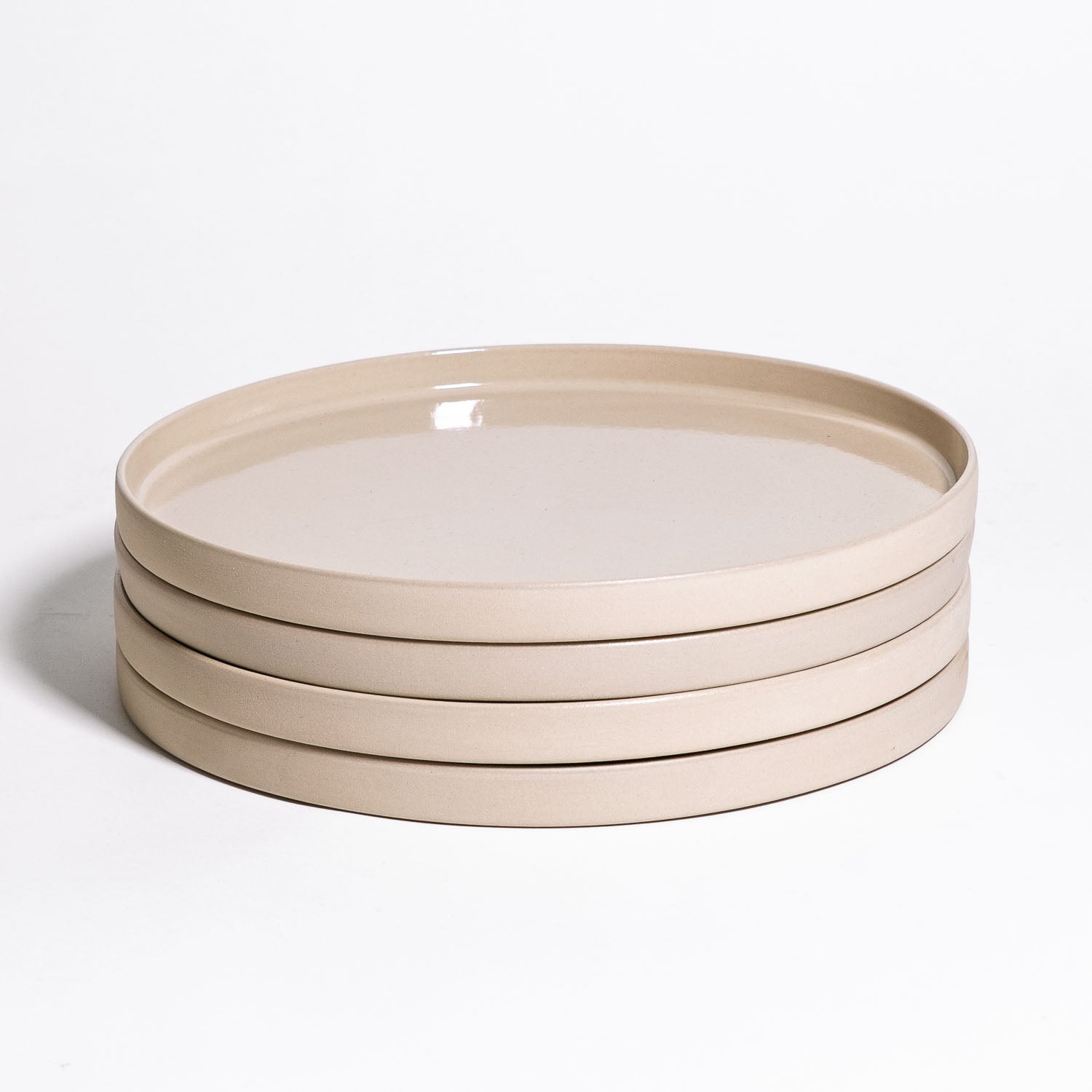 Set of 4 - Dinner Plate - Creme - Vier flache Steinzeug-Teller in Cremefarbe mit glattem, glänzendem Finish.