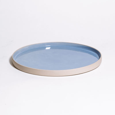 Dinner Plate - Iceblue aus Steinzeug mit glänzender eisblauer Glasur, Ø 23.5 cm, zylindrische Form.