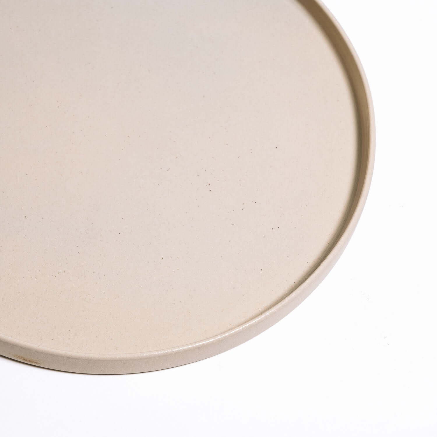 Set of 2 – Dinner Plates – Creme, flache, zylindrische Teller aus Steinzeug in Cremefarbe.