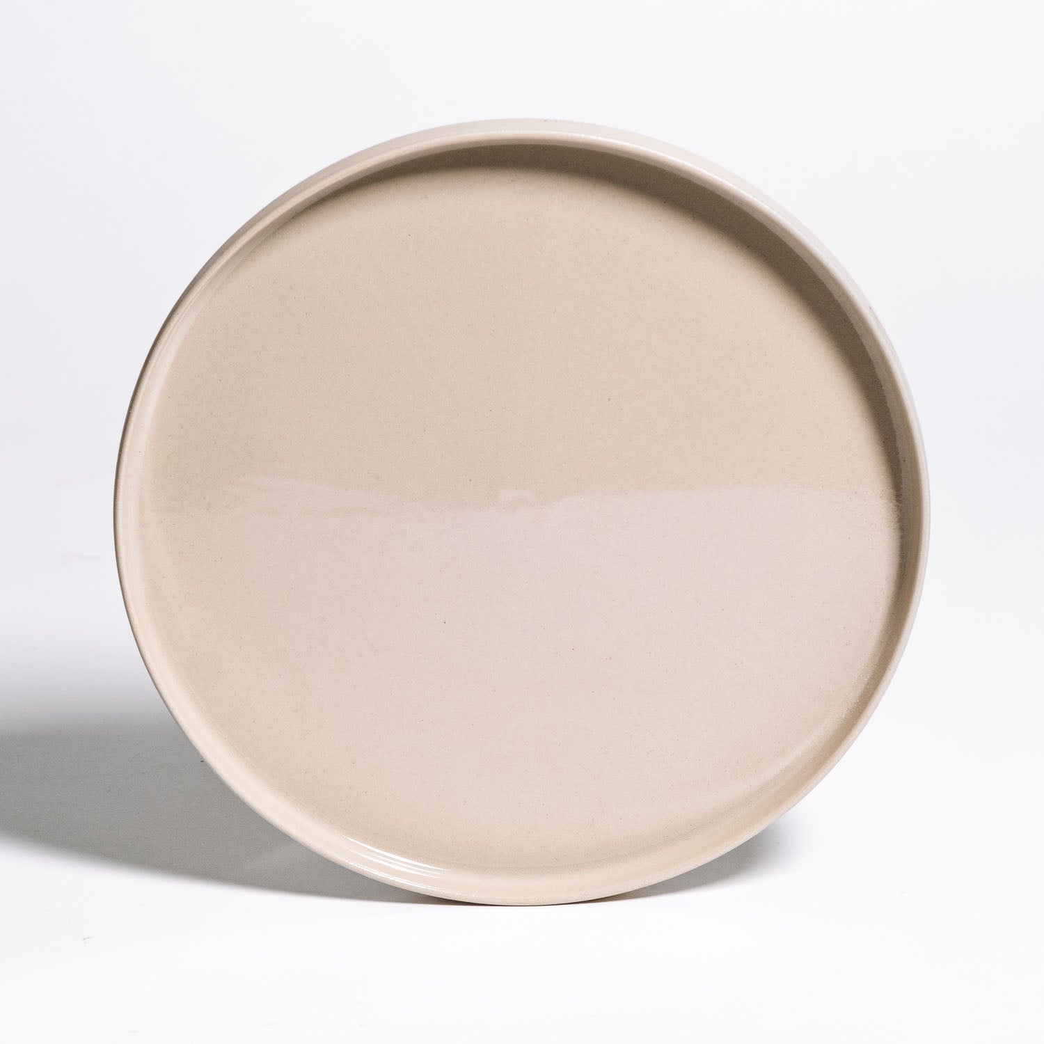 Dinner Plate - Creme aus Steinzeug in Cremefarbe mit glänzender Glasur, hergestellt in Deutschland.