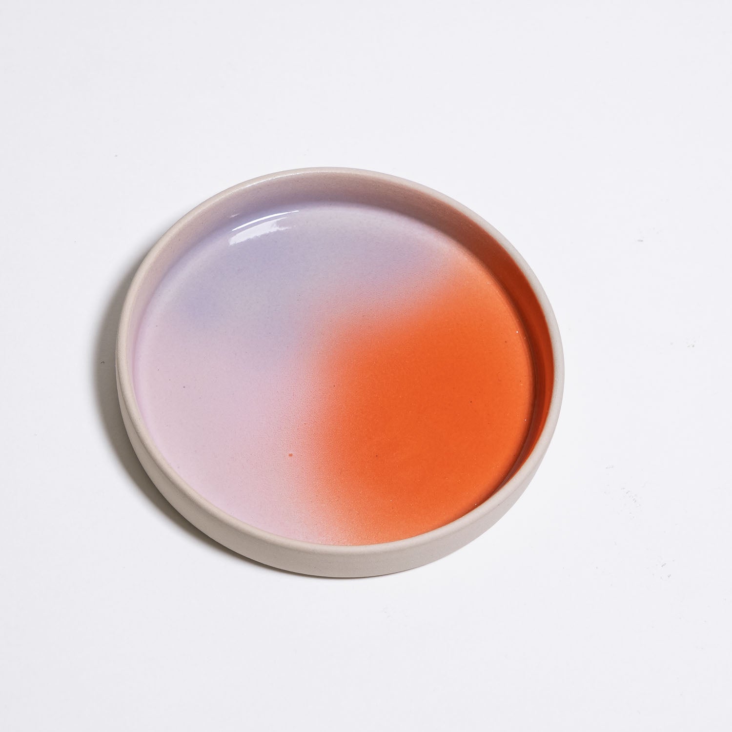Saucer - New Dawn: flacher Steinzeug-Untersetzer mit rot-lila Farbverlauf, Ø 11,5 cm, hergestellt in Deutschland.