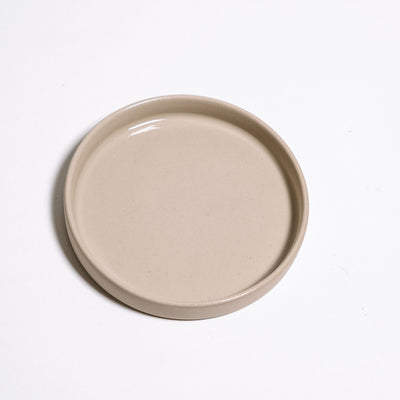 Saucer - Creme aus Steinzeug in Cremefarben mit transparentem Glanz, ideal für Tassen oder als kleine Schale.
