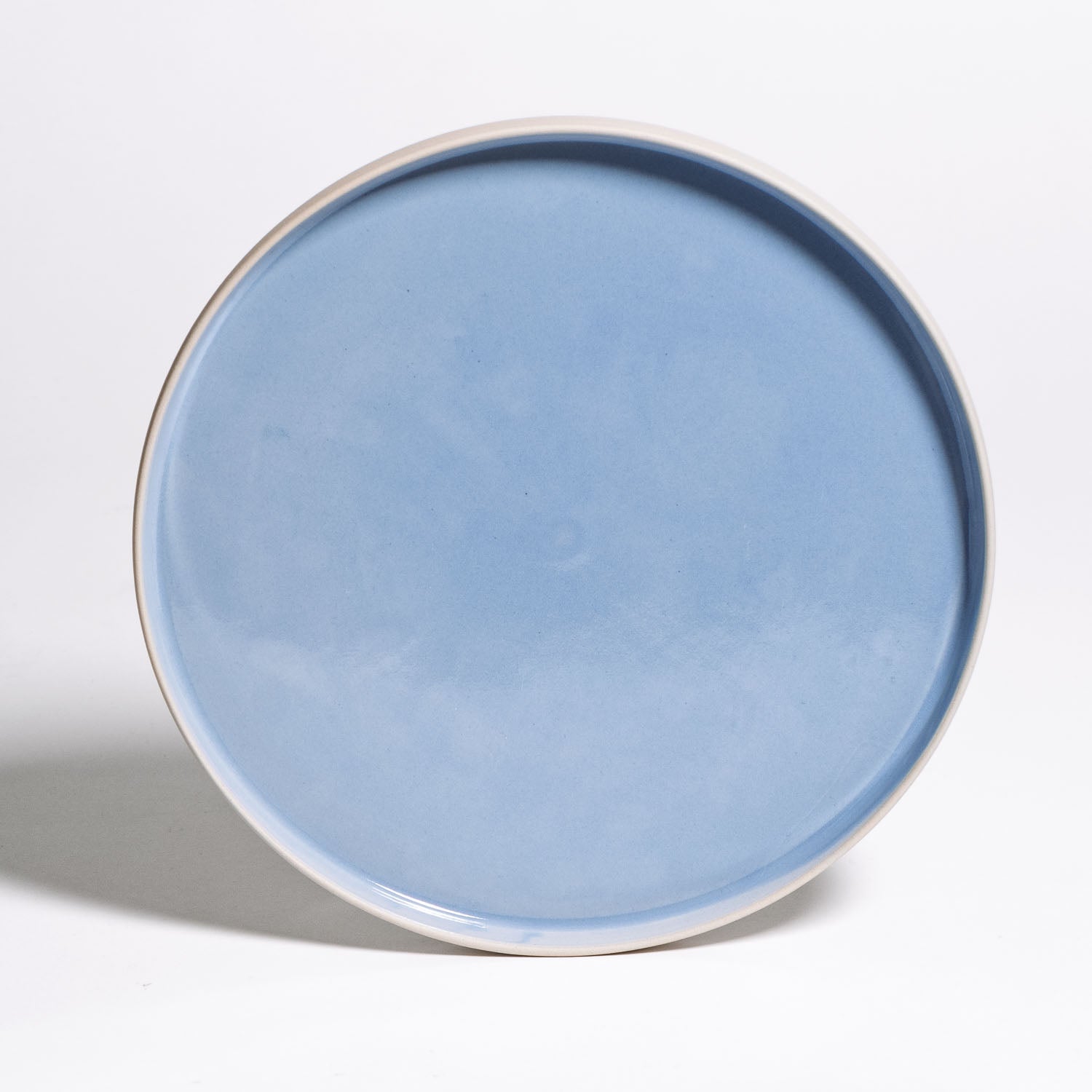 Dinner Plate - Iceblue aus Steinzeug mit glänzender Eisblau-Glasur, zylindrische Form, 23,5 cm Durchmesser.
