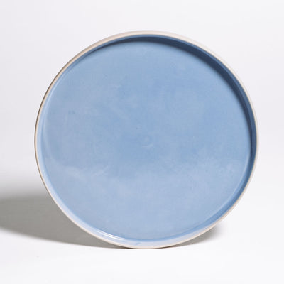 Dinner Plate - Iceblue aus Steinzeug mit glänzender Eisblau-Glasur, zylindrische Form, 23,5 cm Durchmesser.