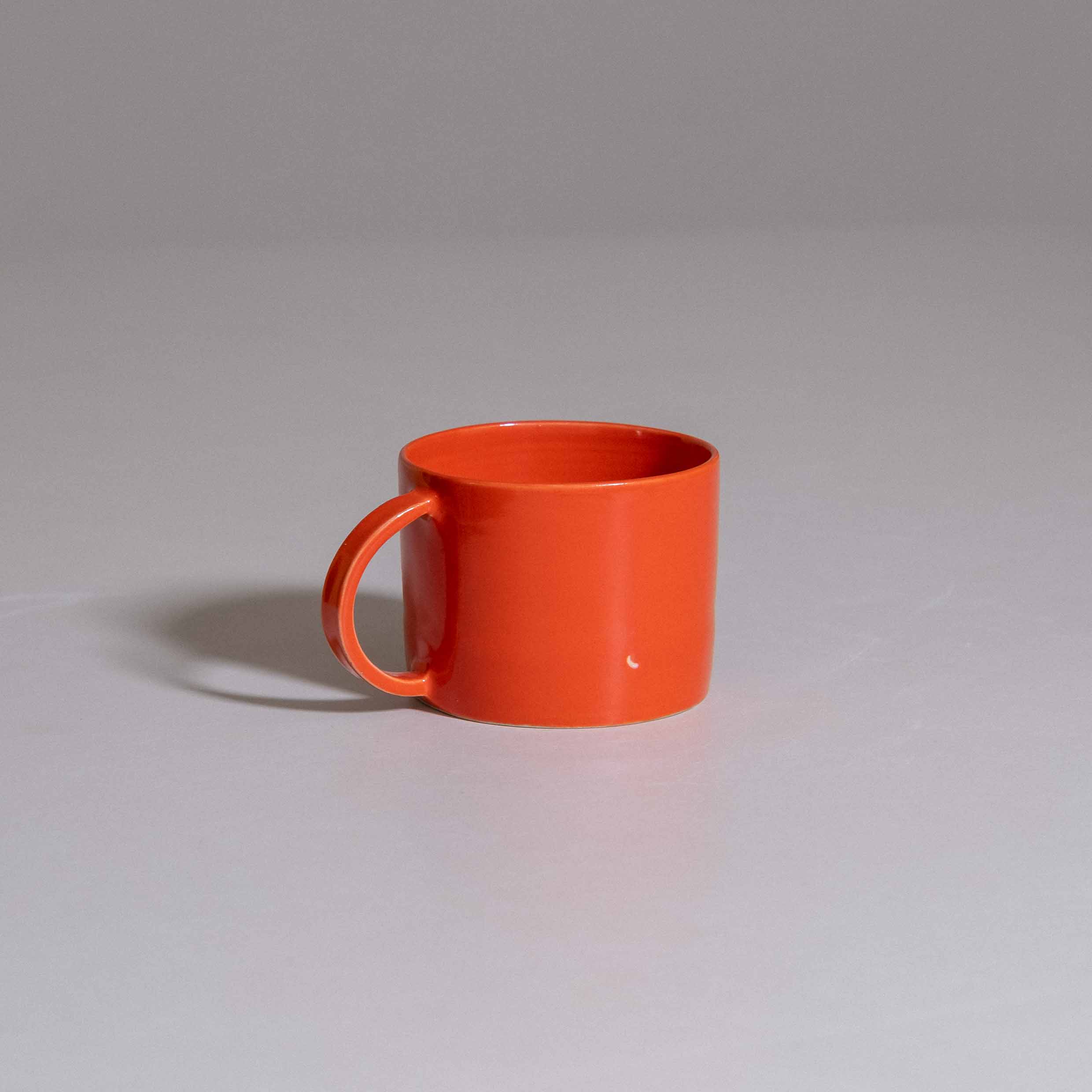 Kaffeebecher in Rot mit Henkel, handgedrehtes Steinzeug, Zweite Wahl, in Deutschland gefertigt