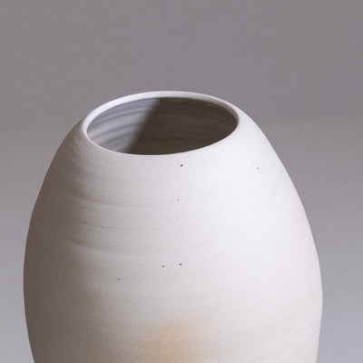Große Vase in Creme mit rohem Äußeren, handgedrehtes Steinzeug, Zweite Wahl, in Deutschland gefertigt – Seitenansicht
