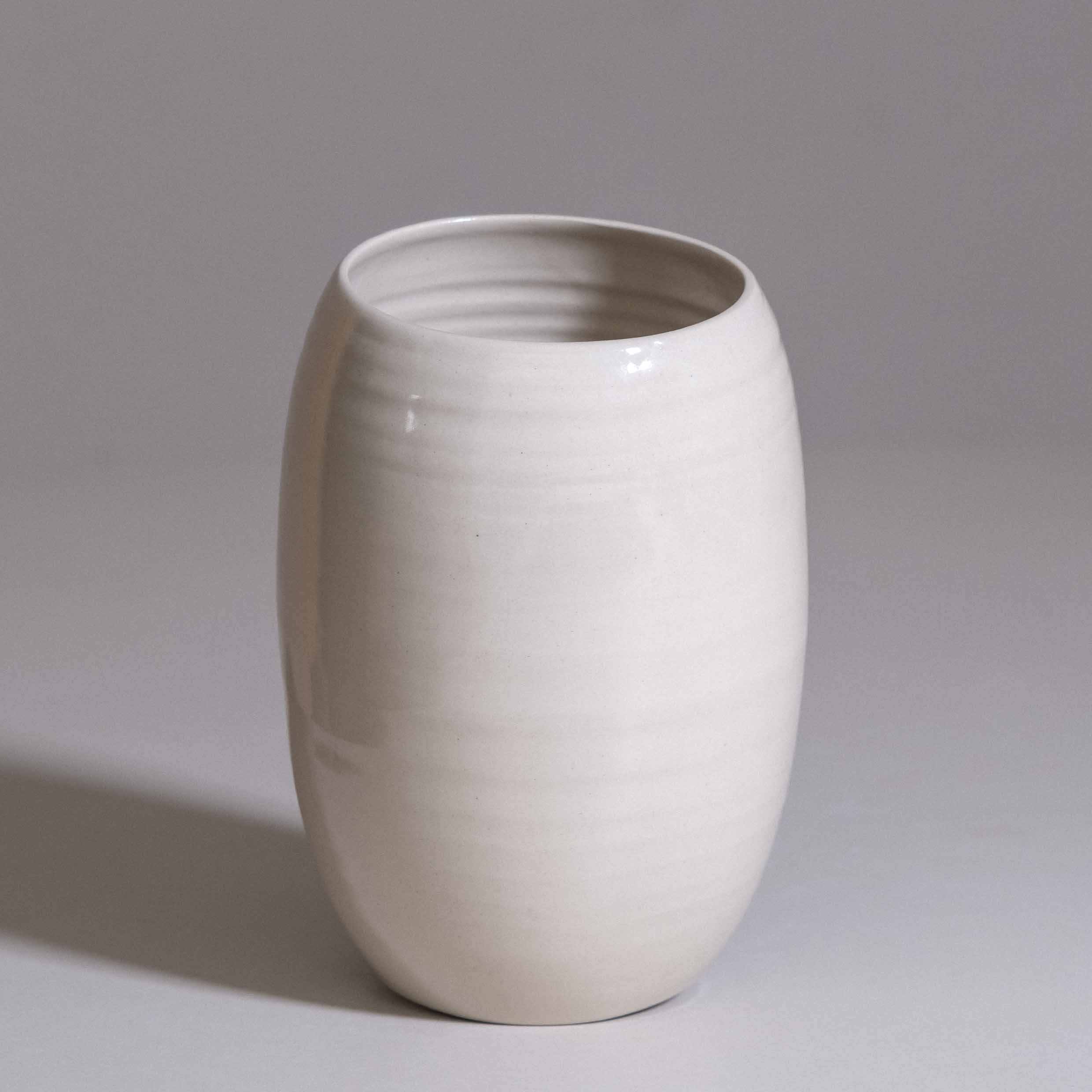 Große Vase in Creme, bauchige Form, handgedrehtes Steinzeug, Zweite Wahl, in Deutschland gefertigt – Detailansicht