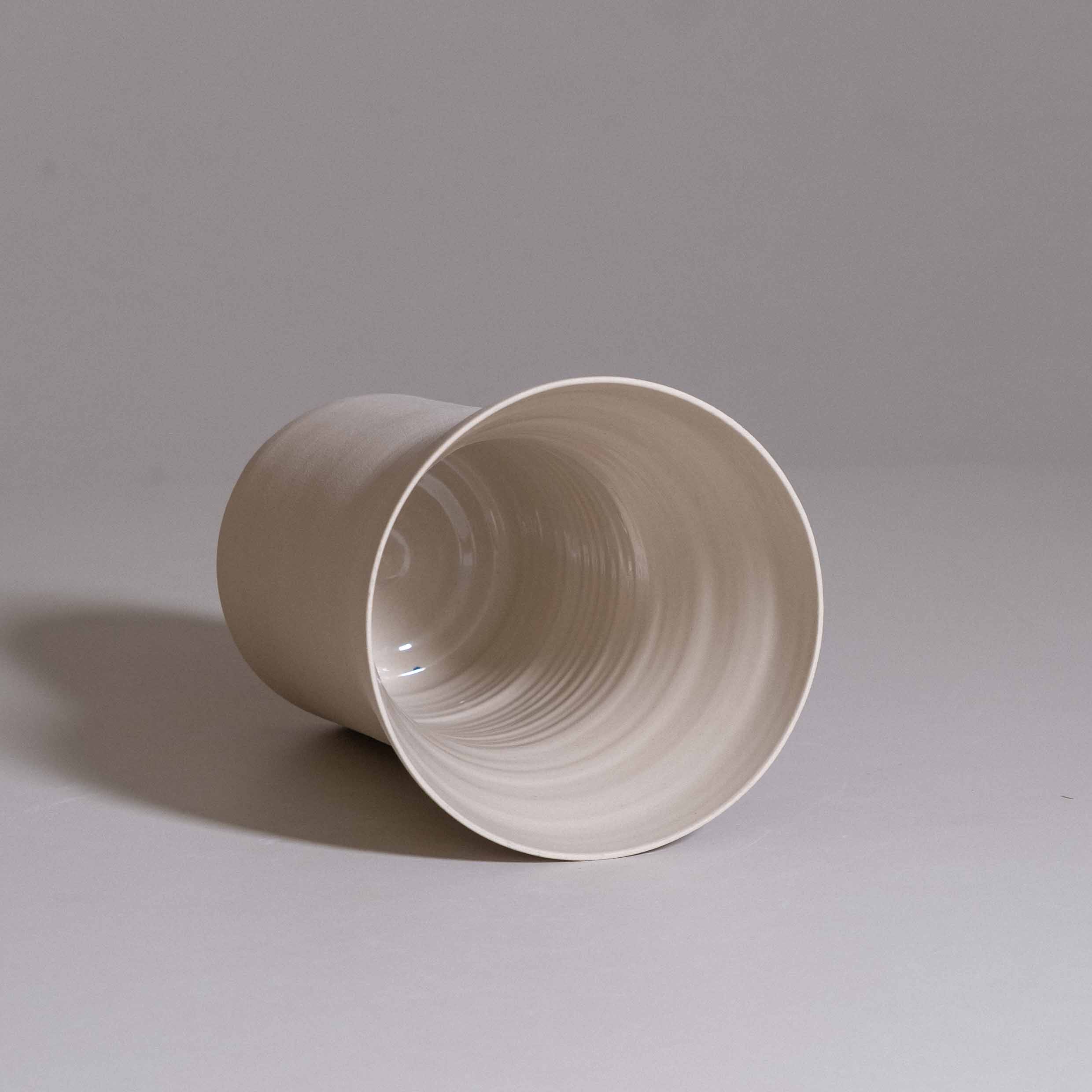 Ikebana-Vase in Creme mit Kenzan, handgedrehtes Steinzeug, Zweite Wahl, in Deutschland gefertigt – Seitenansicht