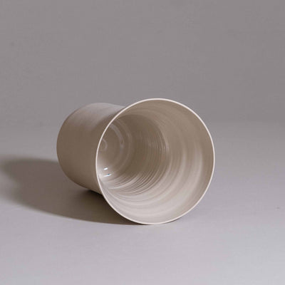 Ikebana-Vase in Creme mit Kenzan, handgedrehtes Steinzeug, Zweite Wahl, in Deutschland gefertigt – Seitenansicht