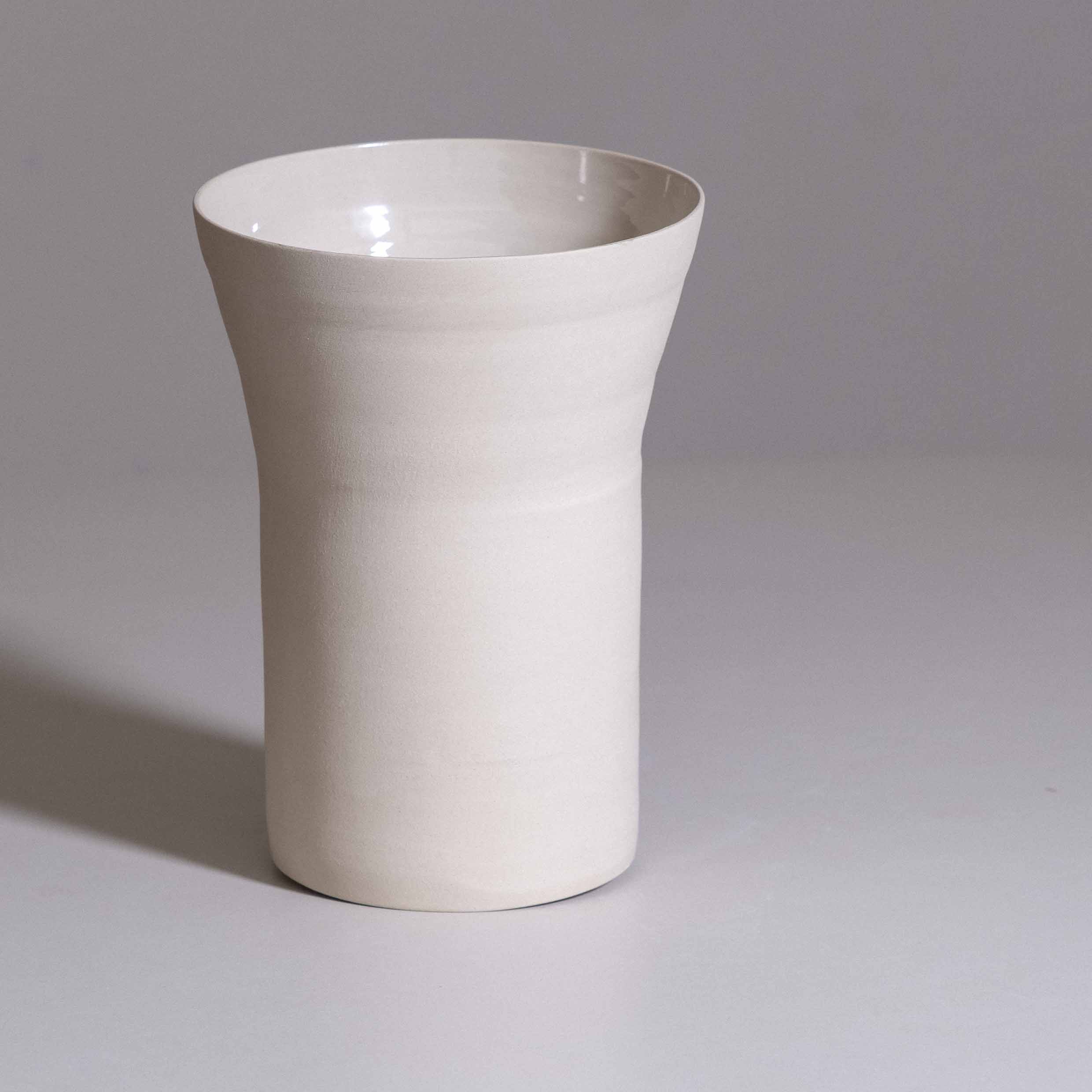 Ikebana-Vase in Creme mit Kenzan, handgedrehtes Steinzeug, Zweite Wahl, in Deutschland gefertigt – Detailansicht