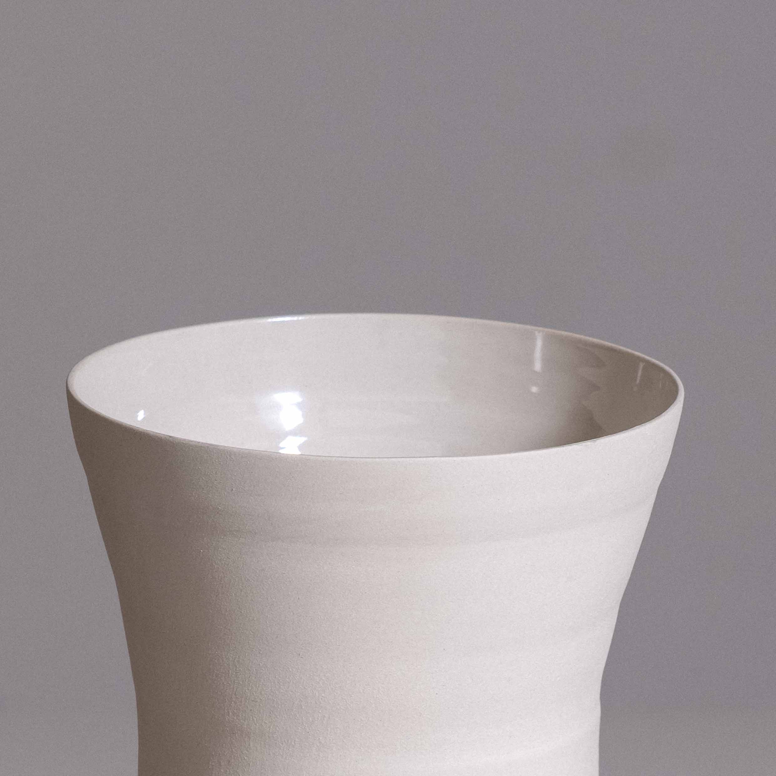 Ikebana-Vase in Creme mit Kenzan, handgedrehtes Steinzeug, Zweite Wahl, in Deutschland gefertigt – weitere Ansicht