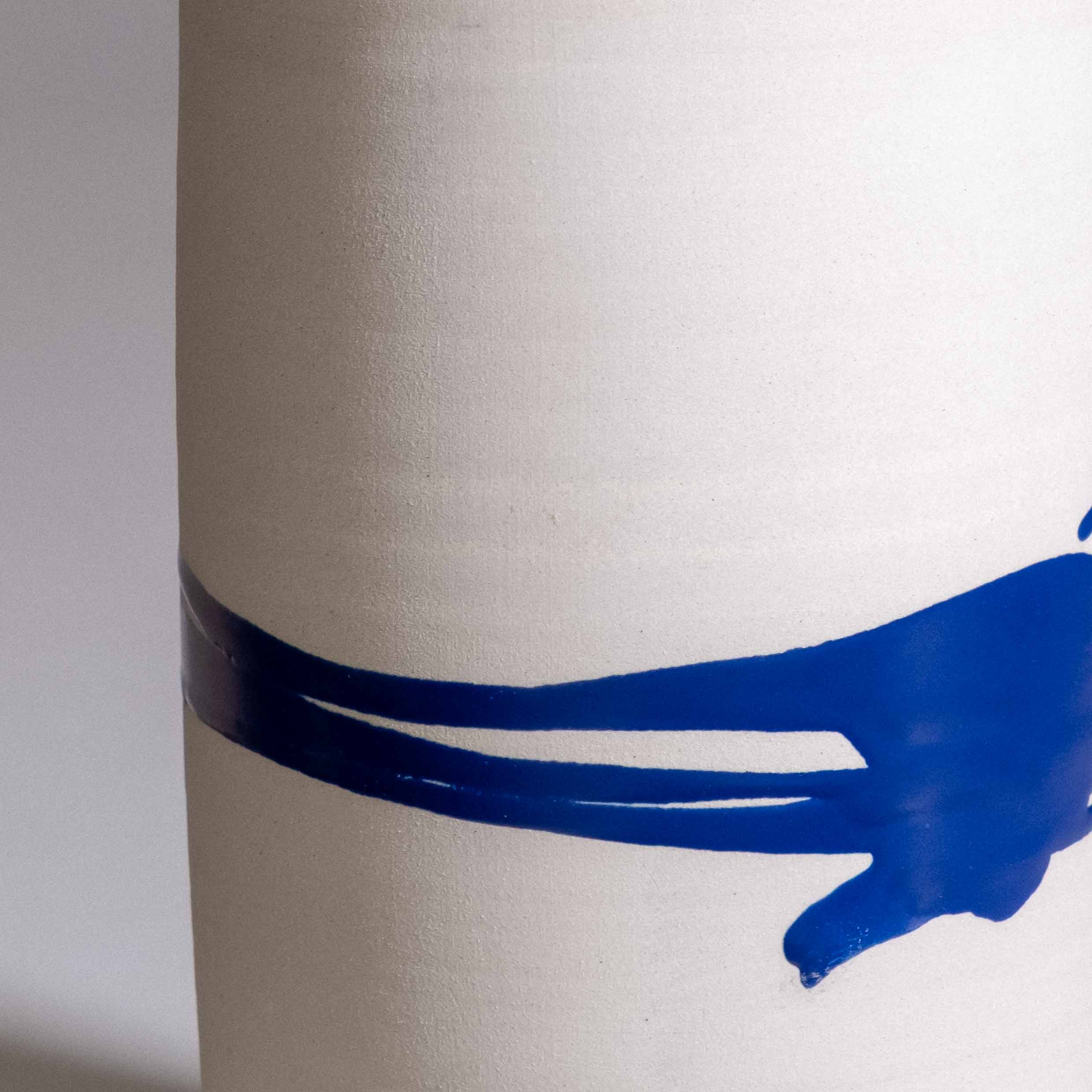 Zylindervase mit blauer Splash-Glasur, handgedrehtes Steinzeug, Zweite Wahl, in Deutschland gefertigt – Detailansicht