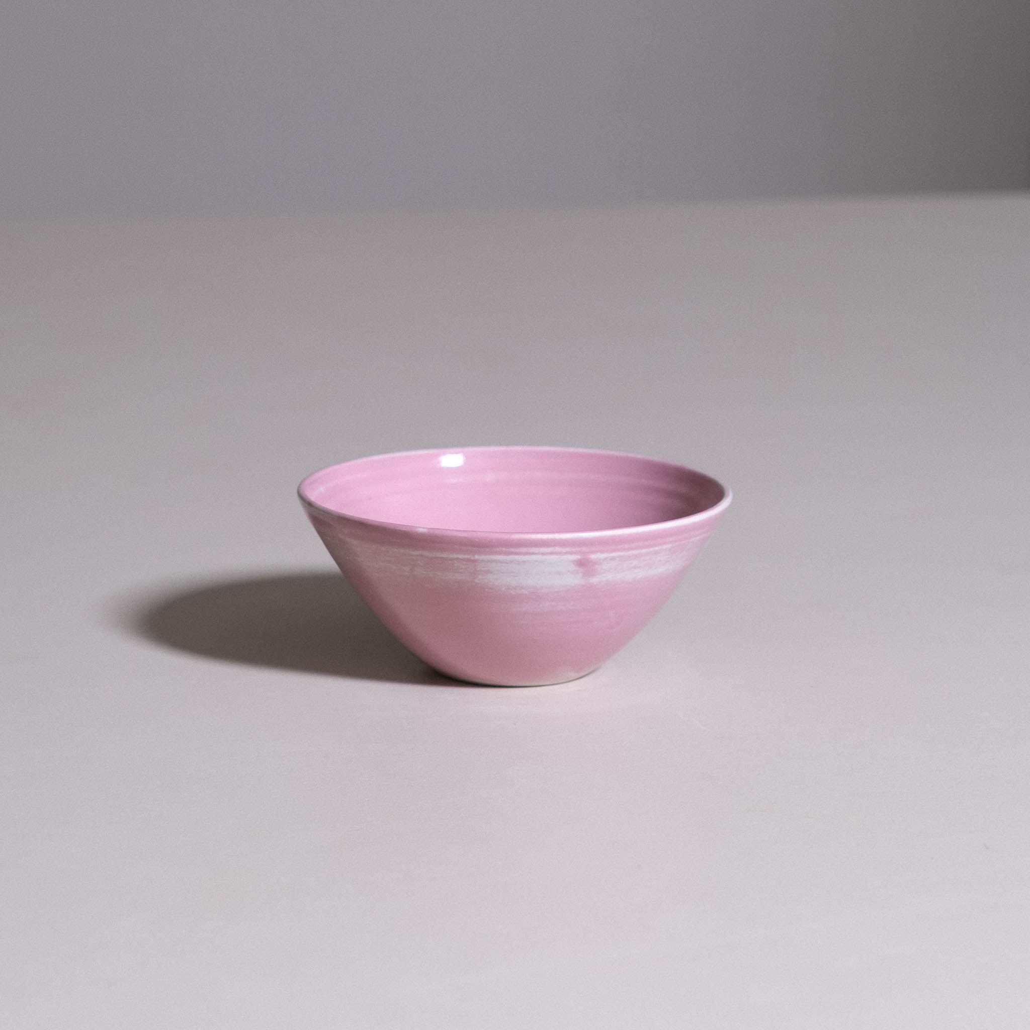 Yun Shape Bowl pink, handgefertigte Frühstücksschüssel mit glasierten Unregelmäßigkeiten, spülmaschinenfest.
