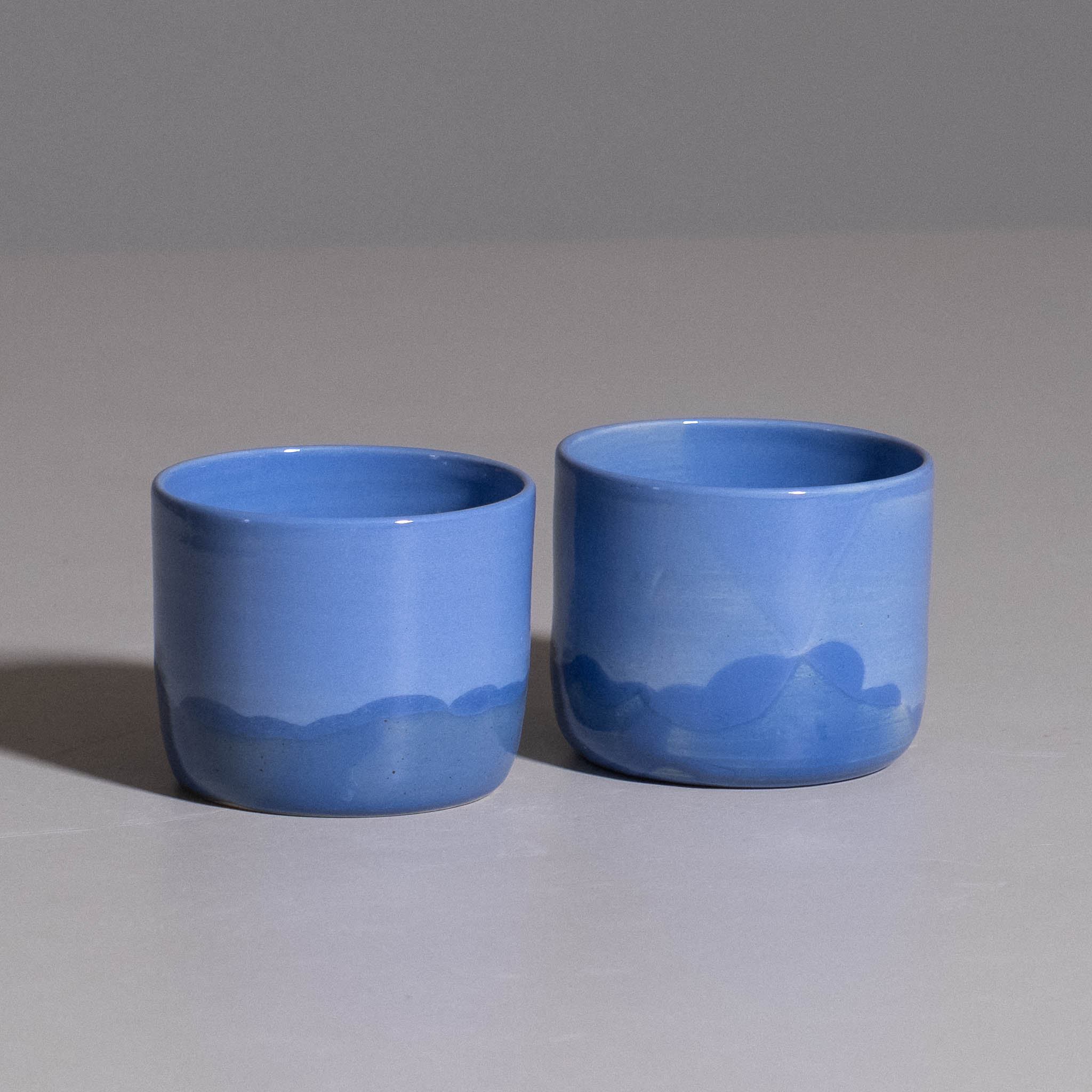 Coffee Cup – Blue aus handgemachter Keramik mit zweifarbigem blauem Glasurverlauf.