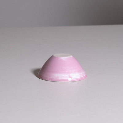 Yun Shape Bowl pink, handgemachte Frühstücksschale mit Unregelmäßigkeiten in der Glasur, spülmaschinenfest und lebensmittelsicher.