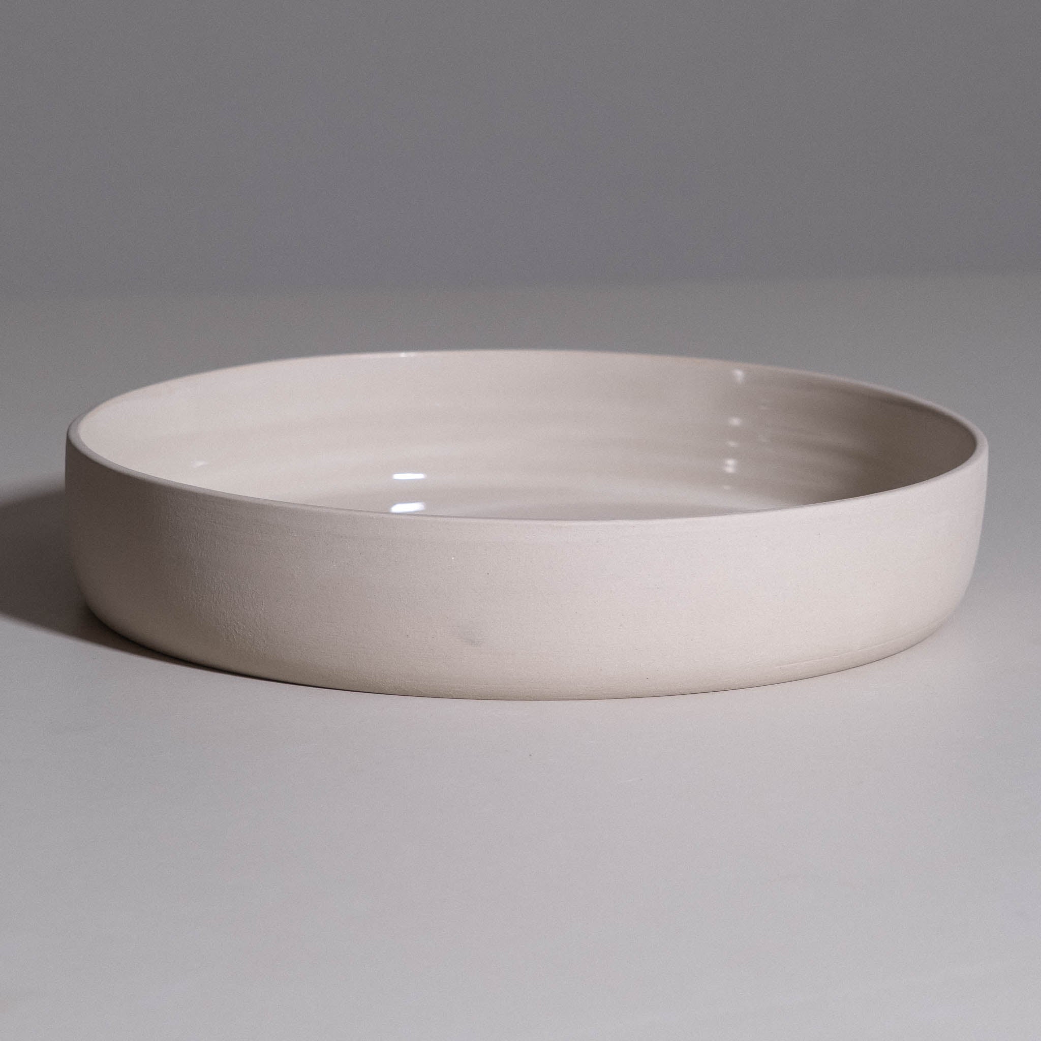 Serving Bowl aus handgemachter Keramik mit warmer cremefarbener Glasur.
