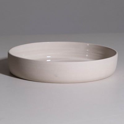 Serving Bowl aus handgemachter Keramik mit warmer cremefarbener Glasur.