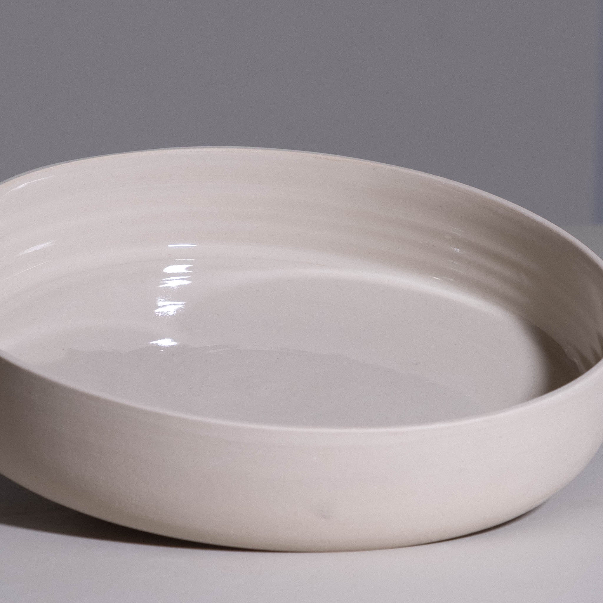 Serving Bowl aus handgemachter Keramik in sanftem Creme mit feiner Glasur.