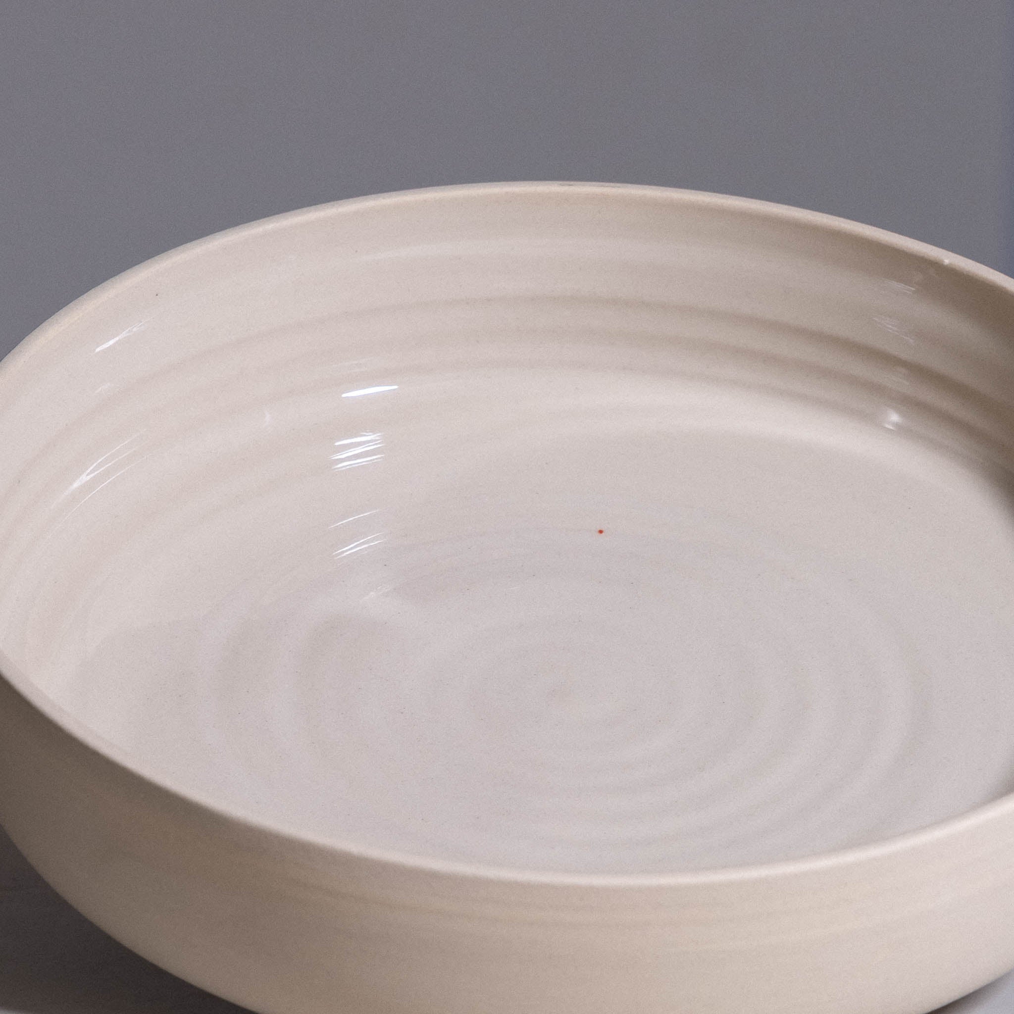 Serving Bowl aus handgemachter Keramik mit cremefarbenem Finish und weicher Wandung.
