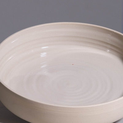 Serving Bowl aus handgemachter Keramik mit cremefarbenem Finish und weicher Wandung.