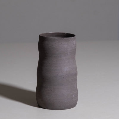 Carafe – Wild Clay aus handgemachter Keramik mit roher, erdiger Oberfläche aus wildem Ton.