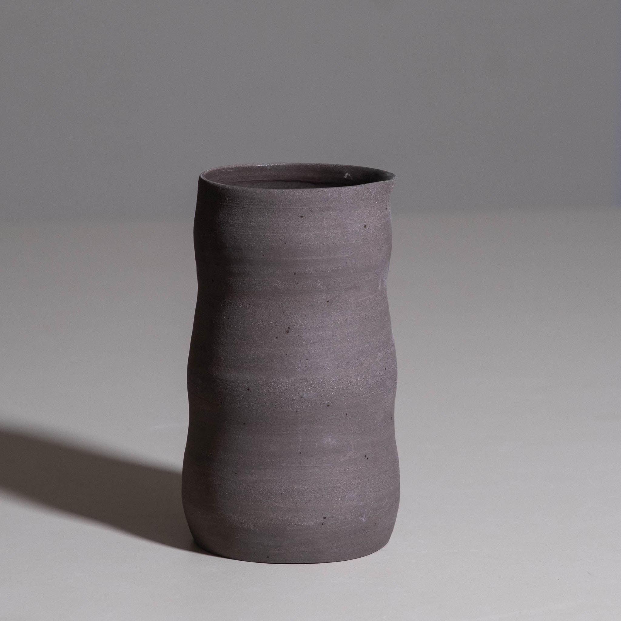 Carafe – Wild Clay aus handgemachter Keramik mit natürlicher Mineralvariation im wilden Ton.