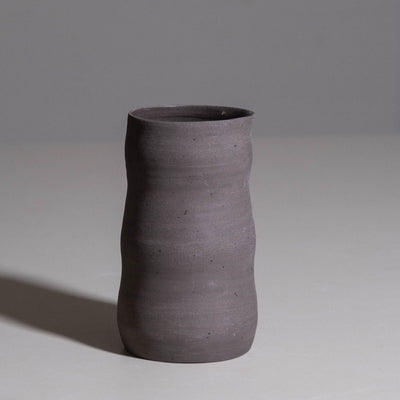 Carafe – Wild Clay aus handgemachter Keramik mit natürlicher Mineralvariation im wilden Ton.