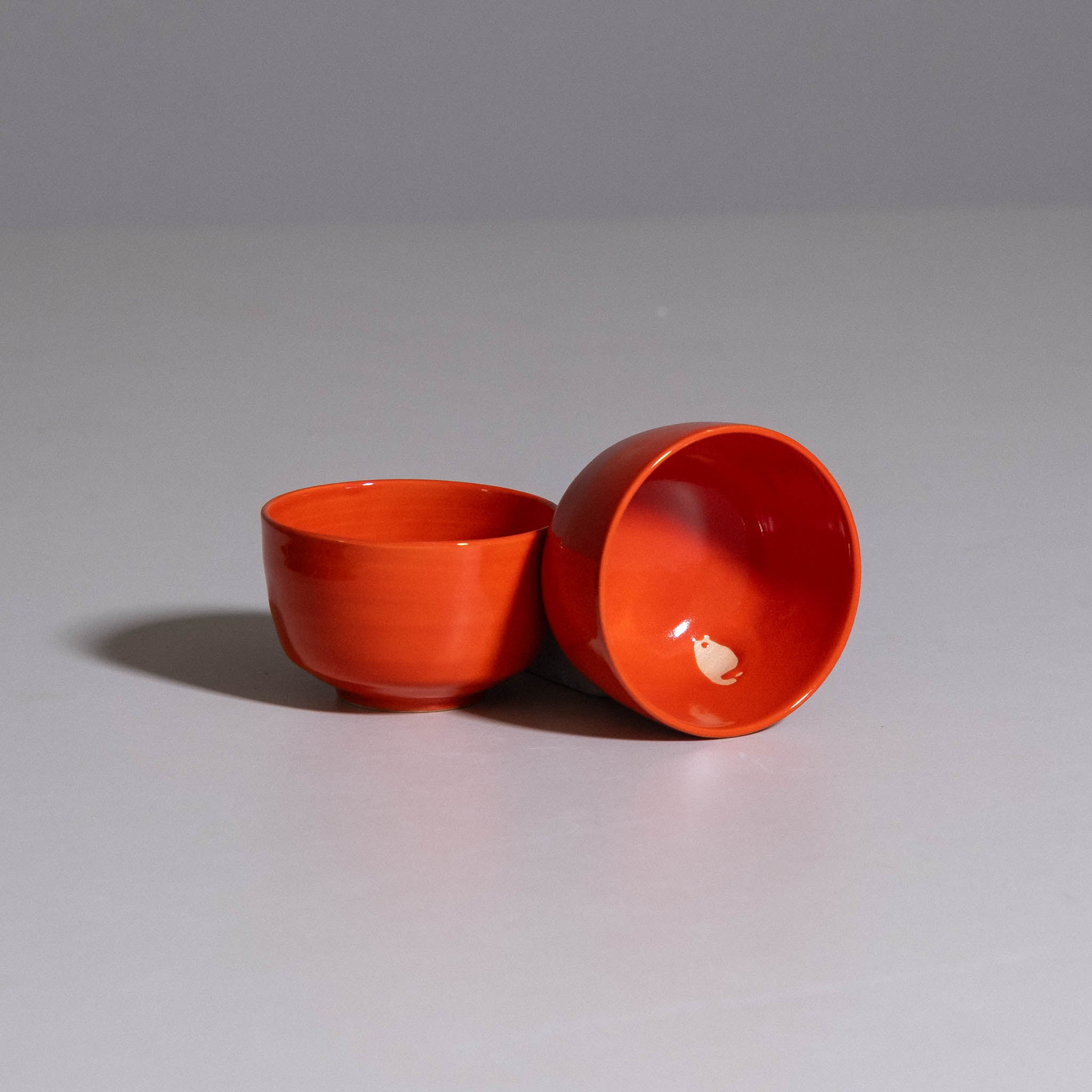 Flat White Cup – Red aus Steinzeug mit glänzender roter Glasur, ideal für Flat White mit Hafermilch.