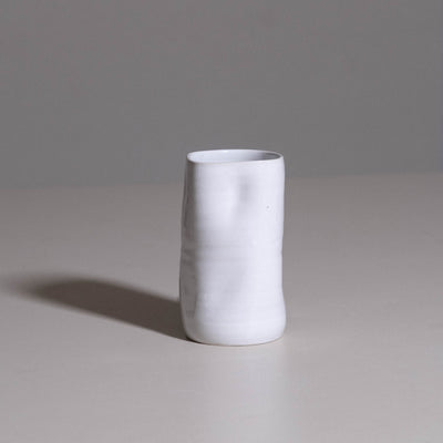 Small Vase aus handgemachter Keramik mit weißem Finish von oben.