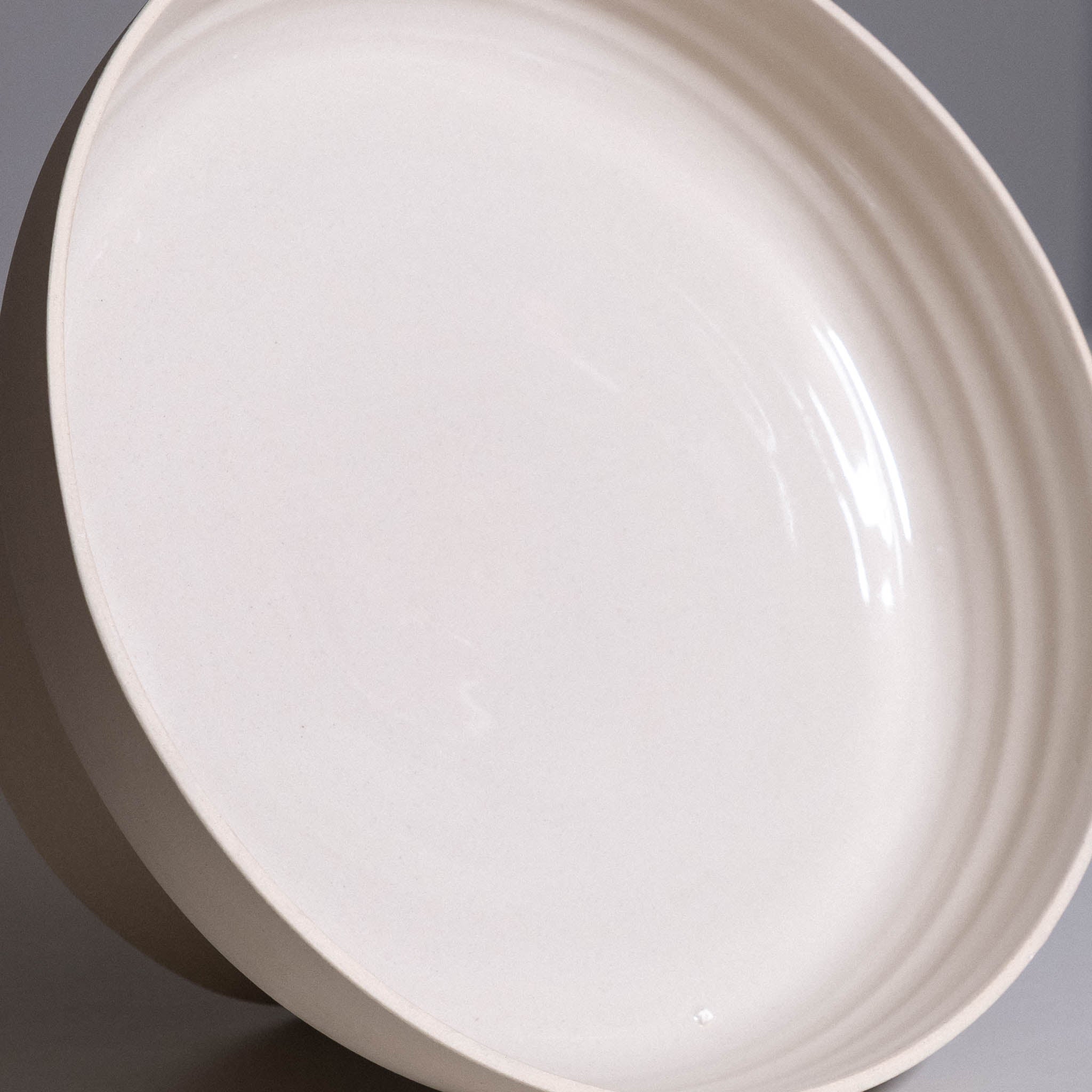 Pedestal Bowl aus handgemachter Keramik mit weichem Aleah Finish.