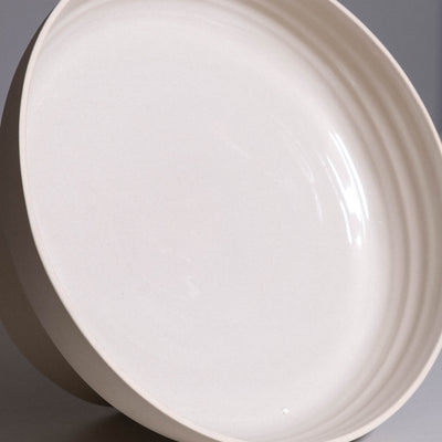 Pedestal Bowl aus handgemachter Keramik mit weichem Aleah Finish.