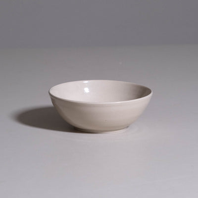 Dinner Bowl aus handgemachter Keramik mit cremefarbener Glasur und tiefer Form.